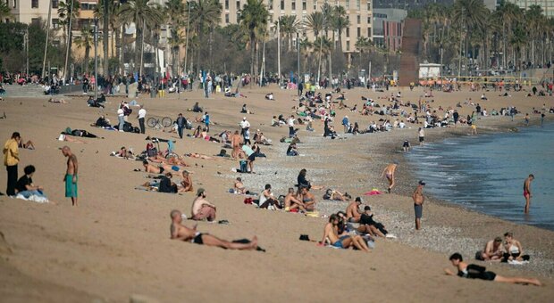Spagna, record di caldo: c'è chi va in spiaggia. Temperature oltre i 30 gradi nella regione di Valencia