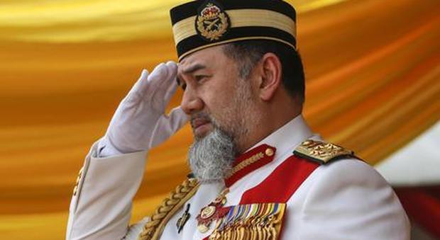 Ex re della Malesia divorzia dalle moglie dopo aver rinunciato al trono per sposarla