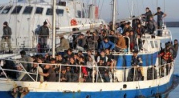 Immigrati, nuovo sbarco sulle coste calabresi: salvate 78 persone e una neonata di 2 giorni