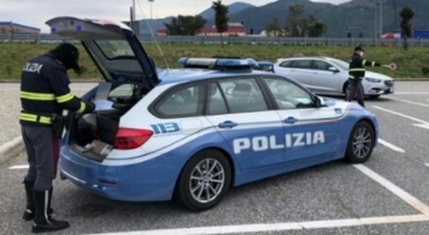 Pompei: guida in stato di ebbrezza e danneggia auto della polizia, denunciato 34enne