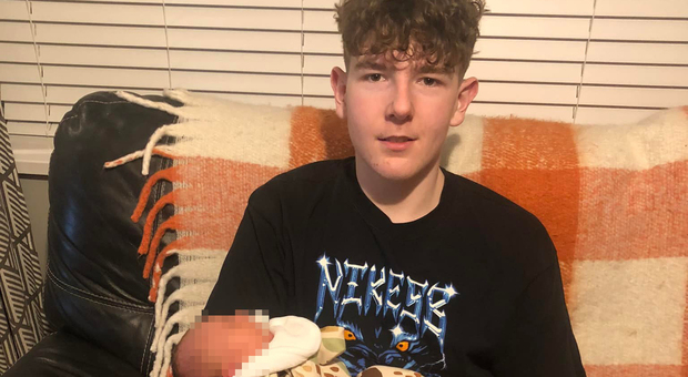 Tumore al cervello scambiato per un'infezione all'orecchio: morto un ragazzo di 19 anni. «Aveva vertigini e vedeva doppio»