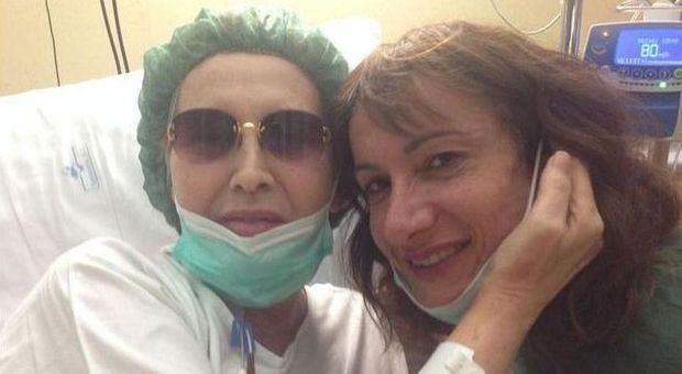 Maurizia Paradiso, foto dall'ospedale con Luxuria: «Grazie a chi si è preoccupato»