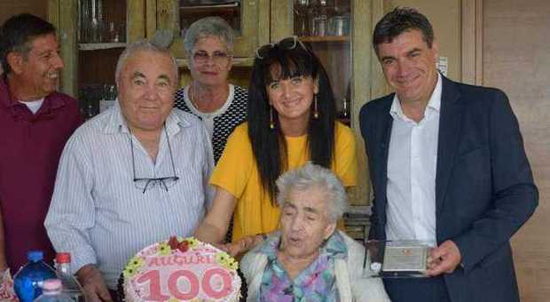Fano, il sindaco alla festa per i 100 anni ​di nonna Maria
