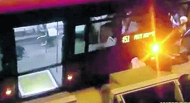 Roma, il bus diventa un ring: maxi rissa tra immigrati davanti ai passeggeri