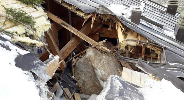 Il tetto del rifugio Scotter di San Vito di Cadore sfondato dalla caduta di pesanti massi staccatisi dalla zona di Cima Bel Pra