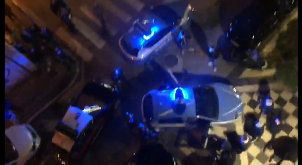 Pescara, urla e rissa: fermato Applausi per i poliziotti