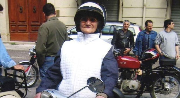 Luisa, a 108 anni testimonial sicurezza stradale: «Con il mio presepe nel casco ricordo ai ragazzi di non correre»