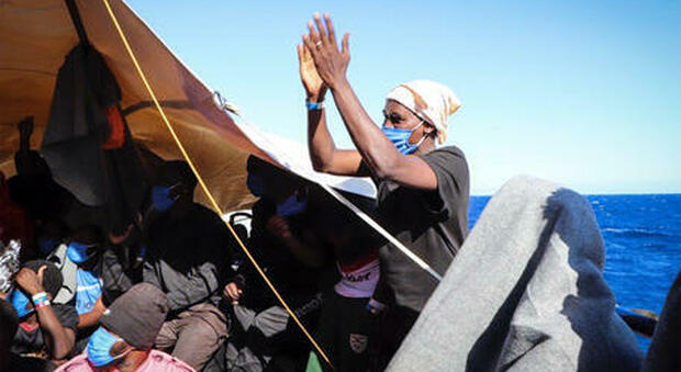 Migranti, i 353 della Sea Watch andranno sulla nave quarantena. Salvini: «Se sbarcano denuncio il governo»