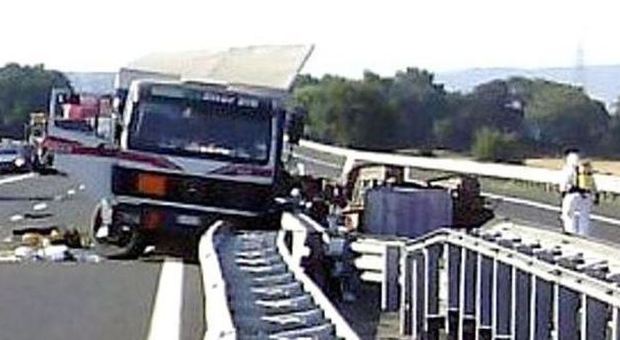 Terni, camion con carico tossico si rovescia vicino ad Attigliano A1 bloccata per ore