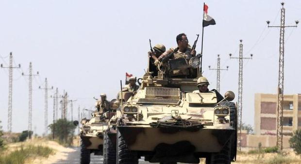 Isis, bombe contro convoglio militare nel Sinai: 18 tra morti e feriti