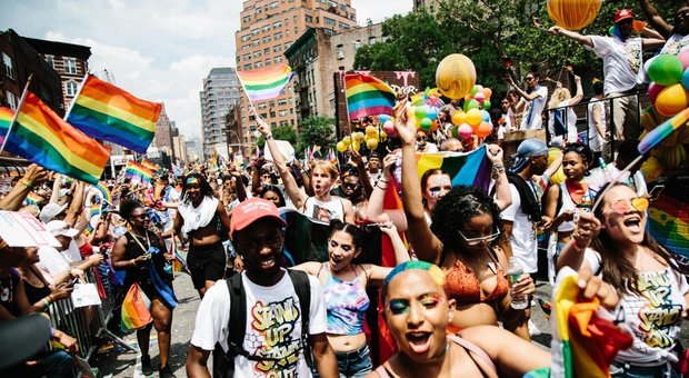 New York, a decine di migliaia per il Gay Pride: «Trump non ci puoi ingabbiare»