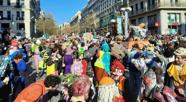 Festa choc in piazza: in seimila per festeggiare (non autorizzati) il Carnevale