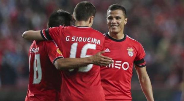 Salvio, Siqueira e Lima festeggiano il passaggio del Benfica (Ansa)