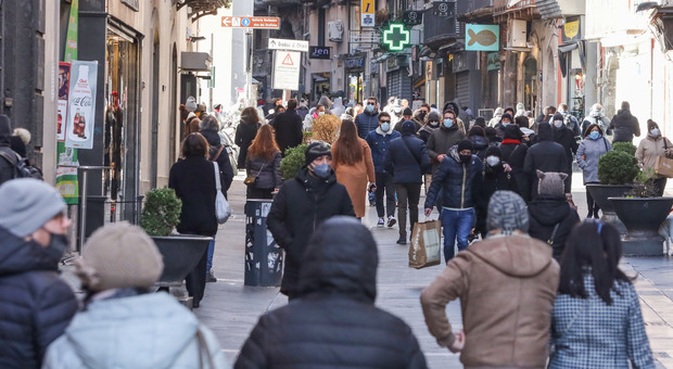 Coronavirus a Napoli: folla ovunque tra saldi, San Valentino e il Carnevale