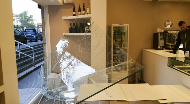 Roma, nuova intimidazione nel bar di Corso Francia rapinato due giorni fa: sfondata un'altra vetrata