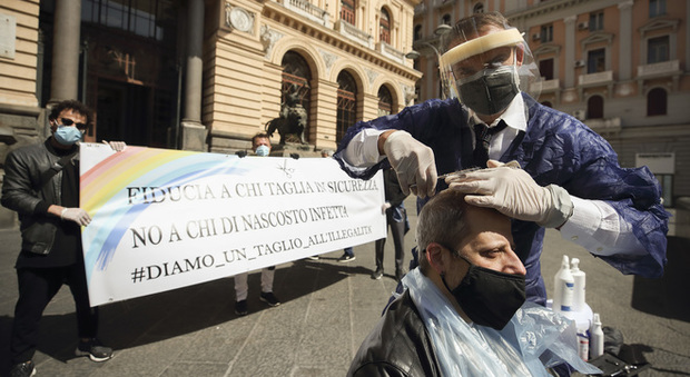 Fase 2 a Napoli, la crisi di barbieri e parrucchieri: «Meno clienti con le nuove misure, saremo costretti a licenziare»