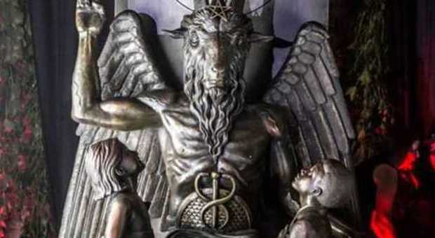 Una statua per il Dio pagano "Bafometto" ​nel tempio satanico a Detroit -GUARDA