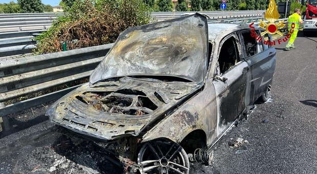 La BMW distrutta dalle fiamme