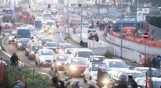 Traffico, peggio di Roma solo Bogotà: ogni anno 254 ore nel traffico. Anche Milano nella "top ten"