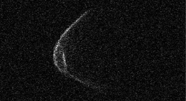 La nuova foto dell'asteroide che sfiorerà la Terra: «Sembra che anche lui abbia la mascherina»