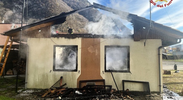 Incendio a Quero Vas, in fiamme la casa degli alpini: ha ceduto il tetto. A dare l'allarme alcuni vicini