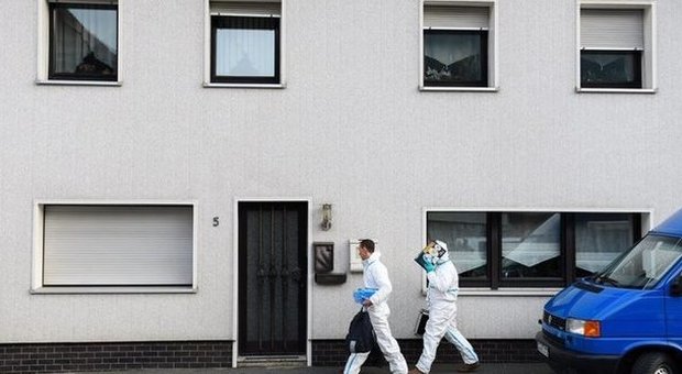 Cadaveri di 8 bimbi trovati in casa in Germania, la madre confessa: "Li ho uccisi tutti"