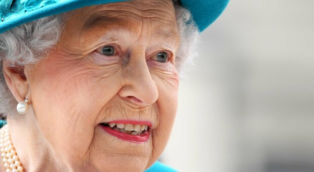 La Regina Elisabetta positiva al Covid. Buckingham Palace: Sintomi lievi