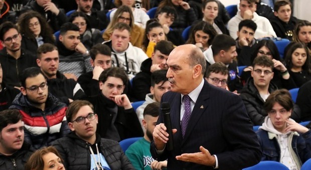 Il direttore Dia agli studenti di Scampia: «Credete nello Stato anche se arriva in ritardo»
