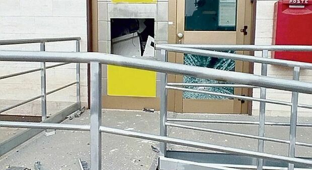 Bomba al postamat, danni ingenti all'ufficio postale. Ladri in fuga