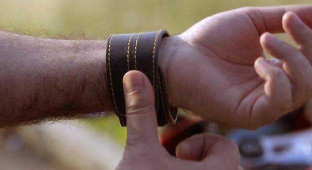 Woolf, il braccialetto anti autovelox: vibra a 150 metri dal rilevatore di velocità