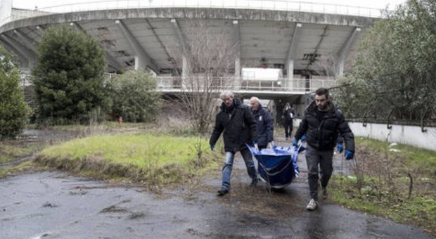 Roma, clochard trovato morto dentro lo stadio Flaminio: «E' stato ucciso»