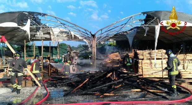 Incendio in una ditta che lavora il legno: coperture dei capannoni a fuoco