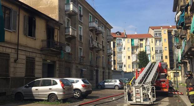 Incendio in casa, morta una donna: «Si è affacciata alla finestra per chiedere aiuto»