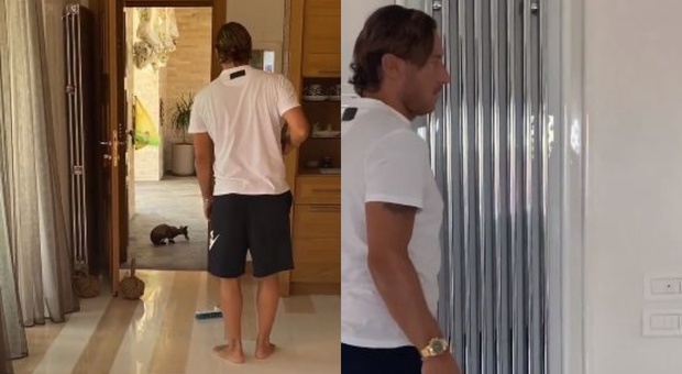 Francesco Totti con la scopa
