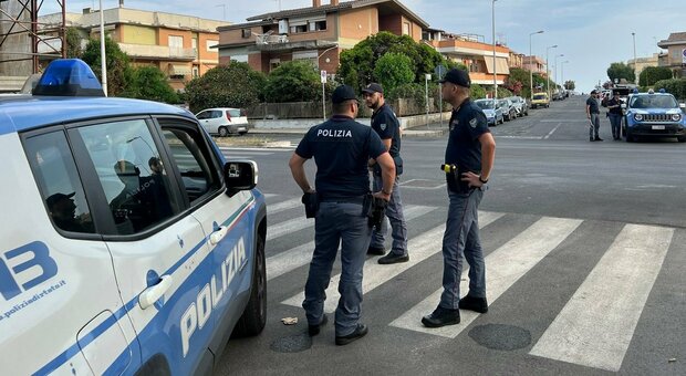 Rapina a Borgata Finocchio, banda in fuga: inseguimento da film e la polizia spara. Un ferito