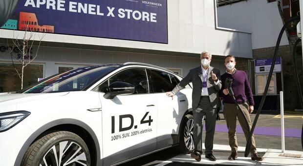 Massimo Nordio ad di VW Group Italia e Francesco Venturini ceo di Enel X si apprestano a fare un rifornimento ultrafast alla nuovissima ID.4