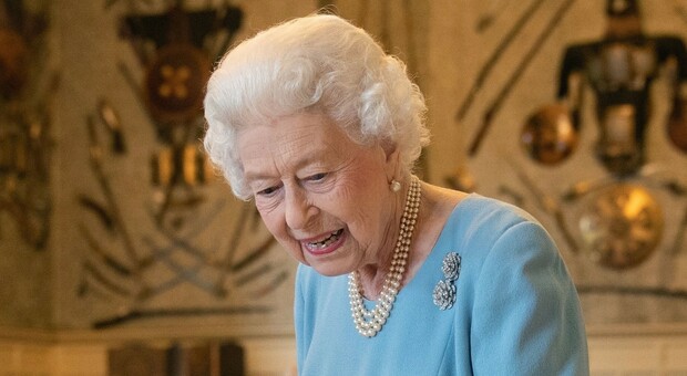 La Regina Elisabetta positiva al Covid: «Ha sintomi leggeri». Ma nella Casa Reale c'è apprensione