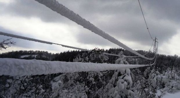 La neve trancia i cavi dell'Enel Blackout nel Bellunese