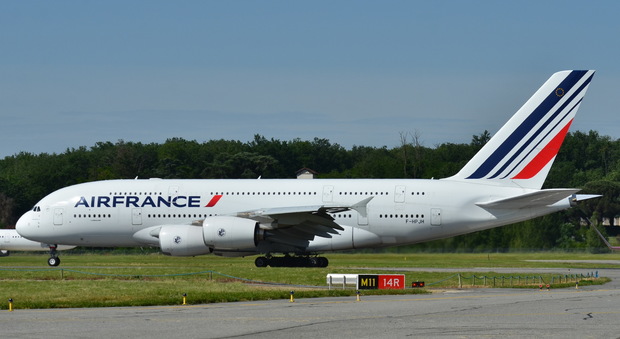 Air France, caos scioperi: voli cancellati, migliaia di passeggeri bloccati negli aeroporti
