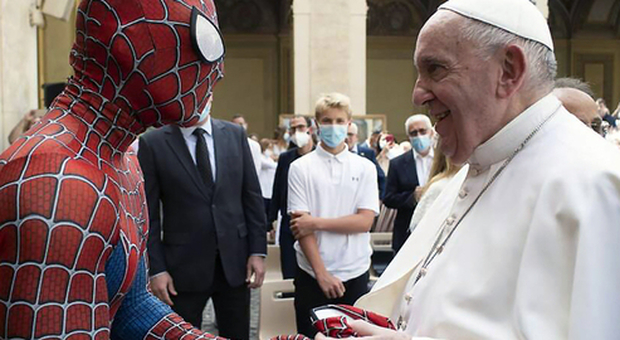 «Io, Spiderman tra i bimbi malati, una missione benedetta da Papa Francesco»