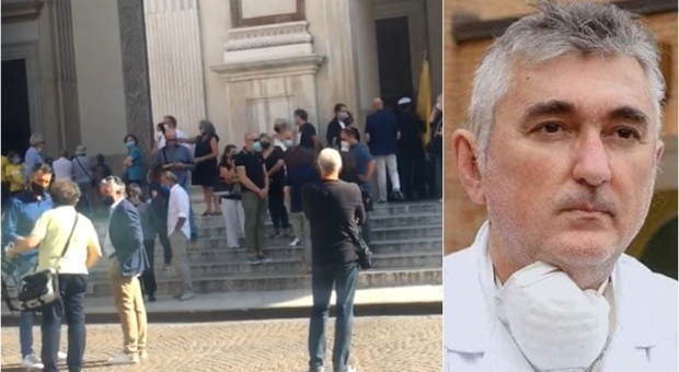De Donno, i funerali a Mantova: allontanato un uomo con il cartello «Ucciso dallo Stato»