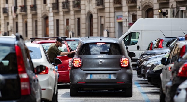 Napoli, Santa Lucia in ostaggio dei parcheggiatori abusivi: «Qui i vigili non vengono»