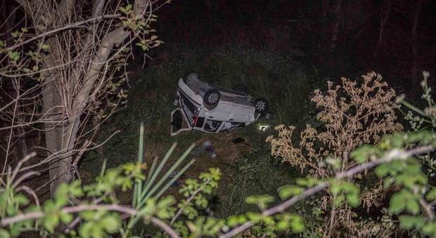 Incidente choc a Roma, auto con 5 ragazzi precipita per 10 metri
