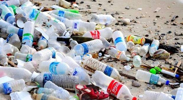 Oltre un milione ai Comuni per liberare la costa dalla plastica