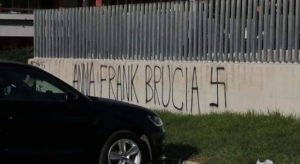 Pomezia, scritte antisemite davanti a due scuole: «Calpesta l'ebreo»