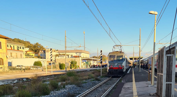 Caos sulla tratta ferroviaria Roma-Napoli: a fuoco una locomotrice del regionale alla stazione di Minturno-Scauri