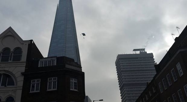 Londra, base jumper si lancia dal grattacielo più alto d'Europa e fugge