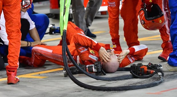 GP Bahrain, Vettel vince con la Ferrari. Kimi Raikkonen investe un meccanico