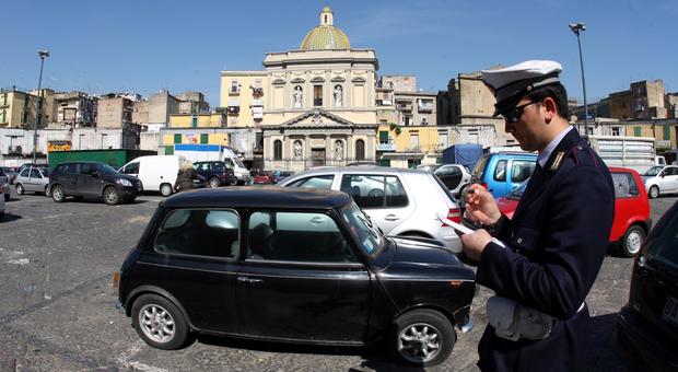 Napoli, strada chiusa al traffico per festeggiare la prima comunione: «C'entra la camorra?»