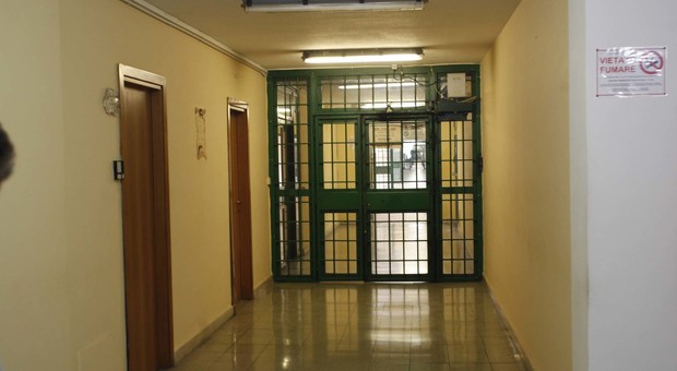 Carceri, a Napoli quattro telefonini nelle scarpe del figlio sedicenne di un detenuto